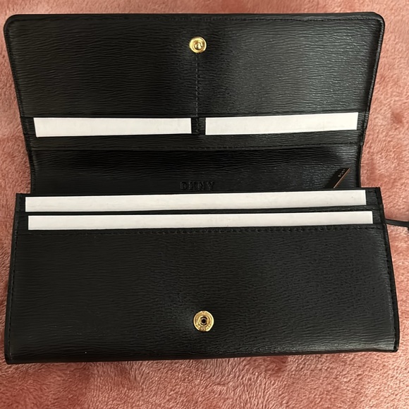 Beautiful DKNY NWT Bobi Taxi carryall wallet black with taxi cab & heart design. - Picture 2 of 5